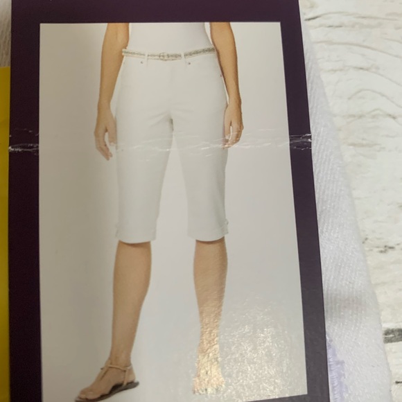 NWT Gloria Vanderbilt White Slimming Capris Sz. 6 - Picture 3 of 16
